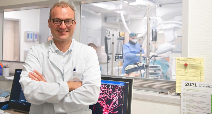 Professor Dr. Christoph Mönninghoff ist stolz auf seine außerplanmäßige Professur und freut sich darauf, sich auch weiterhin für die medizinische Forschung und Lehre zu engagieren. Foto: Sven Olaf Stange/MKK