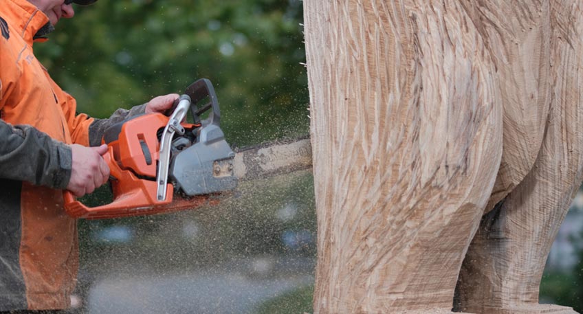 Noch mehr Vielfalt im Tiergarten: Die Wohnhaus Minden erweitert ihre Dauerausstellung um drei &bdquo;tierische&ldquo; Kunstobjekte. Geschaffen wurden die Holzskulpturen von Kai Gerulat, einem Kettens&auml;gen-K&uuml;nstler aus Porta Westfalica.