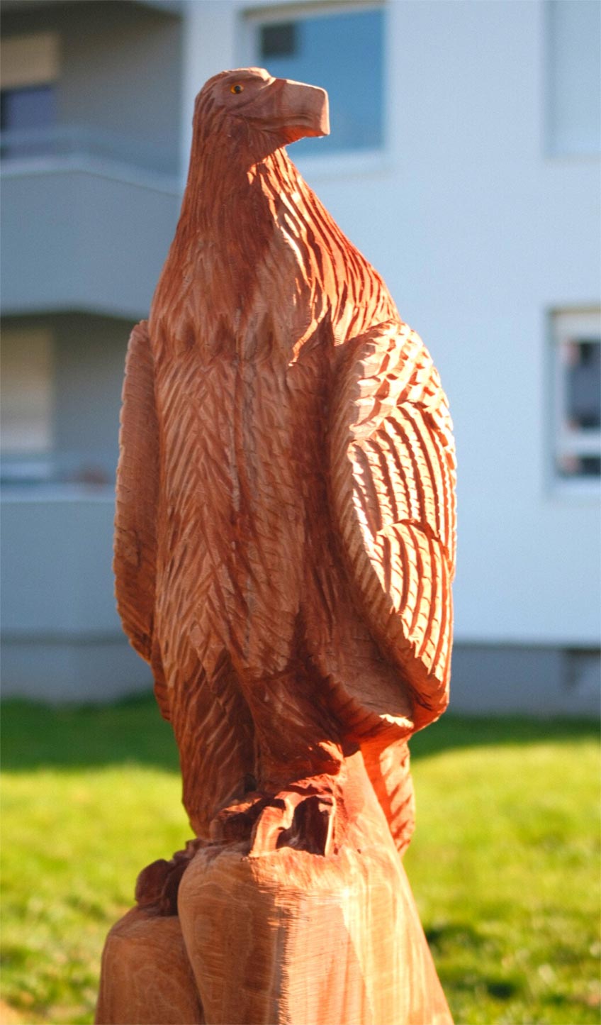 Noch mehr Vielfalt im Tiergarten: Die Wohnhaus Minden erweitert ihre Dauerausstellung um drei &bdquo;tierische&ldquo; Kunstobjekte. Geschaffen wurden die Holzskulpturen von Kai Gerulat, einem Kettens&auml;gen-K&uuml;nstler aus Porta Westfalica.