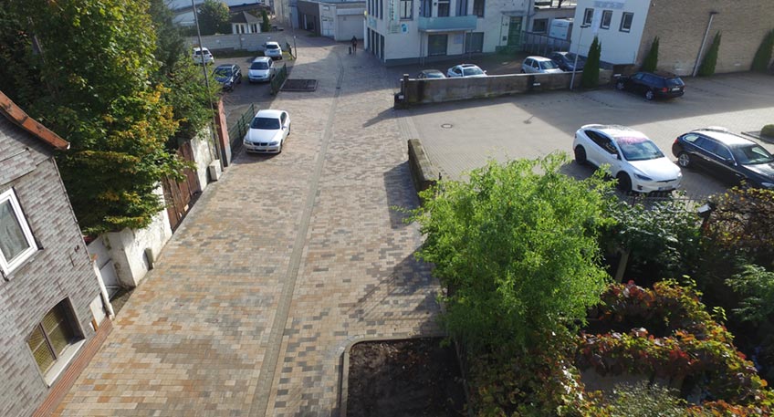 F&uuml;r den Verkehr wieder freigegeben ist seit rund drei Wochen die Hahler Stra&szlig;e im Abschnitt zwischen Kampstra&szlig;e und K&ouml;nigswall. Und sie sieht ganz anders aus als vor den Stra&szlig;enbauarbeiten, die hier von Anfang Juni bis Ende September 2021 liefen.