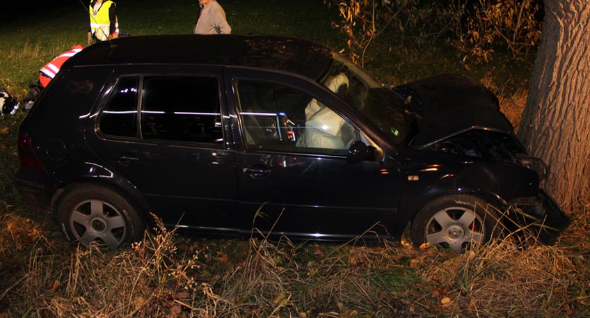 Am Freitagabend, gegen 18:45 Uhr befuhr ein 26-j&auml;hriger Petersh&auml;ger mit seinem Pkw VW die Stra&szlig;e Dorpkamp im Ortsteil Neuenknick. In einer lang gezogenen Rechtskurve kam er nach links von der Fahrbahn ab und kollidierte mit einem Stra&szlig;enbaum. 