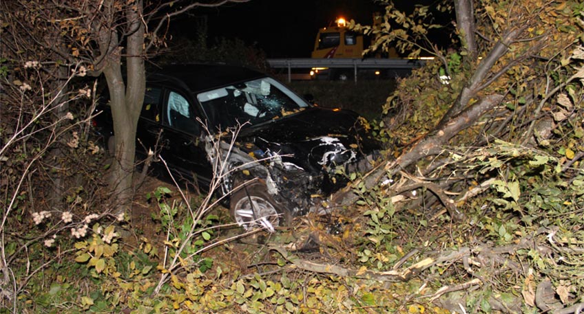 Am fr&uuml;hen Freitagmorgen, gegen 04:00 Uhr befuhr ein 33-j&auml;hriger Portaner mit seinem Mercedes-Kombi die Hausberger Stra&szlig;e in Fahrtrichtung Neesen. Dabei kam er in einer leichten Linkskurve nach rechts von der Fahrbahn ab und kollidierte mit der Leitplanke, einer Richtungstafel und letztlich mit einem Baum. Der 33-J&auml;hrige wurde dadurch leicht verletzt. Die Ursache f&uuml;r den Unfall war schnell gefunden, der 33-J&auml;hrige war alkoholisiert gefahren. Ihm wurde eine Blutprobe entnommen, sein F&uuml;hrerschein wurde polizeilich sichergestellt.