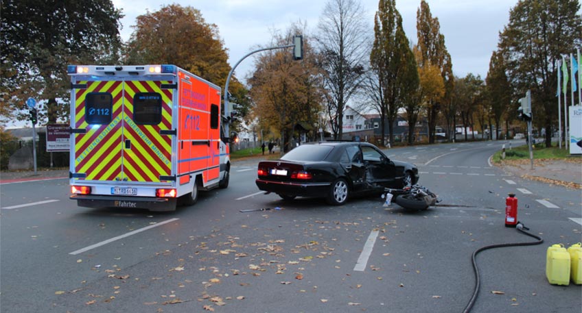 Am Sonntagnachmittag, gegen 16:15 Uhr befuhr ein 21-jähriger Mercedes-Fahrer aus dem Landkreis Waldeck den Petershäger Weg in Richtung Stiftsallee. Er beabsichtigte nach links auf die Stemmer Landstraße abzubiegen. Dabei übersah er eine ihm entgegenkommende 18-jährige Mindenerin mit ihrem Motorrad