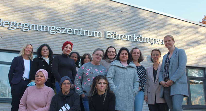 Acht Frauen mit Migrationsbiographie haben zum 1. September 2021 ihre Qualifizierung zur Stadtteilmutter im Begegnungszentrum Bärenkämpen begonnen. Das Ziel der Fortbildung ist, Einwandererfamilien bei der Integration in die Stadtgesellschaft zu unterstützen.