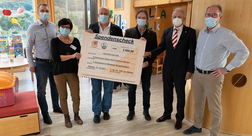3.500 Euro sind beim Herrenabend der dritten Kompanie des Mindener B&uuml;rgerbataillons zusammengekommen. Die Spende wurde jetzt im Spielzimmer des ELKI &uuml;bergeben: von links Schriftf&uuml;hrer Christian Busse, Erzieherin Ellen D&oacute;ria, Kompanie-Feldwebel Oliver Rosenk&ouml;tter, Kompaniechef Dr. Dirk von Behren Stadtmajor Joachim Pecher und der Kassierer des ELKI-F&ouml;rdervereins J&ouml;rg Becker.