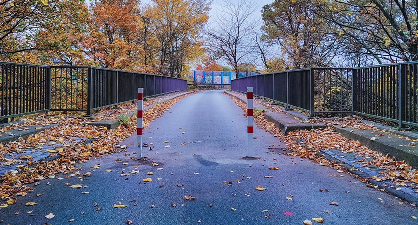 Die Verbindung von der Weserstra&szlig;e &uuml;ber den Borweg in Richtung Oberbecksen ist in H&ouml;he der S&uuml;dbahnbr&uuml;cke ab sofort f&uuml;r Kraftfahrzeuge gesperrt. Hintergrund ist ein Schaden an einem St&uuml;tzpfeiler der Br&uuml;cke