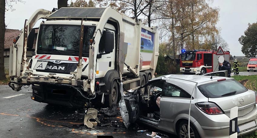 Am Freitagmorgen wurden die Beamten zu einem schweren Verkehrsunfall auf die Brennhorster Stra&szlig;e nach Hille gerufen. Ein 20 Jahre alter Opel-Fahrer aus Diepenau wurde bei der Kollision mit einem M&uuml;llwagen schwerstverletzt. Der Lastwagenfahrer erlitt offenbare leichtere Verletzungen.