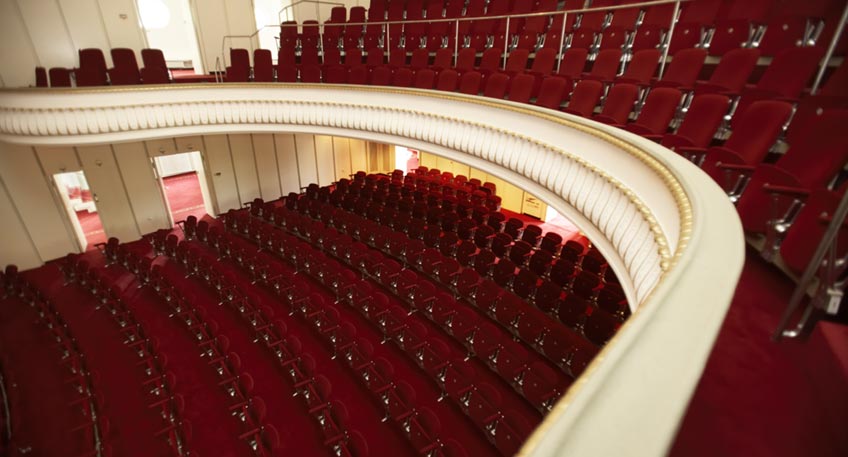 Auch für den Besuch der Veranstaltungshäuser Theater im Park und Wandelhalle müssen Gäste ab Donnerstag einen Impf- oder Genesenen-Nachweis in Verbindung mit einem gültigen Ausweispapier vorzeigen, wenn sie an einer Veranstaltung teilnehmen möchten.