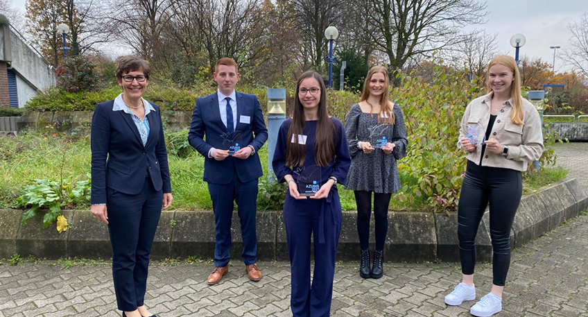 Freuten sich über ihre herausragenden Ergebnisse: Die bundesbesten Auszubildenden Finn Jesco Brennemann, Saskia Celine Lüttke, Lena Bruns und Alina Hawig (v.l.) gemeinsam mit IHK-Geschäftsführerin Ute Horstkötter-Starke (1. v.l.)