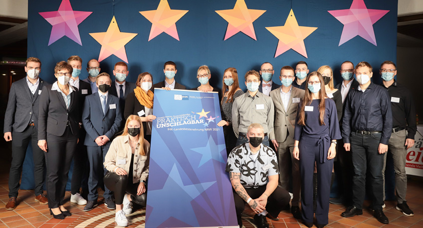 Die 246 besten Auszubildenden aus den Bezirken der 16 Industrie- und Handelskammern (IHKs) in Nordrhein-Westfalen sind jetzt bei der Landesbestenehrung 2021 in der Emscher-Lippe-Halle in Gelsenkirchen geehrt worden.