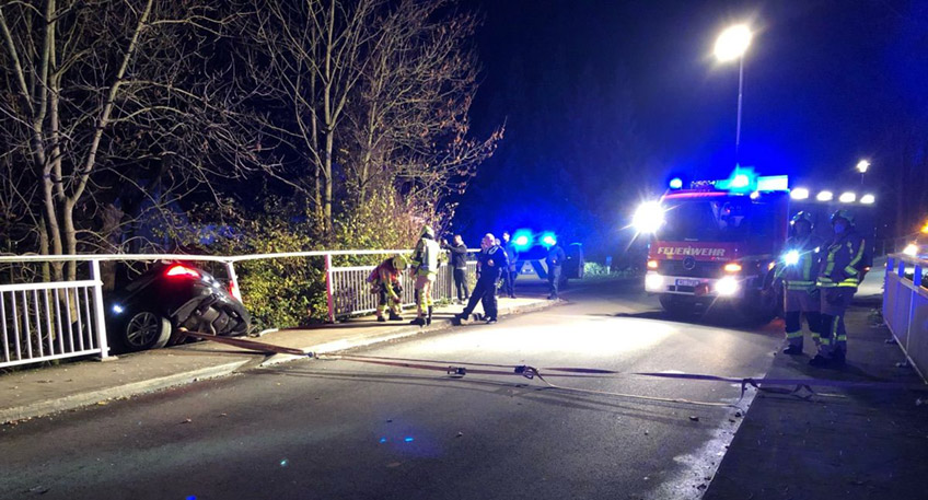 Am Abend des 27.11.2021 kam es in Bad Oeynhausen zu einem spektakul&auml;ren Alleinunfall. Ein 21-j&auml;hriger Bad Oeynhausener befuhr die Oberbecksener Stra&szlig;e, als er aus bislang ungekl&auml;rten Gr&uuml;nden auf einer Br&uuml;cke die Kontrolle &uuml;ber seinen BMW verlor, das Br&uuml;ckengel&auml;nder durchbrach und mit der Front voraus im Bachlauf landete.