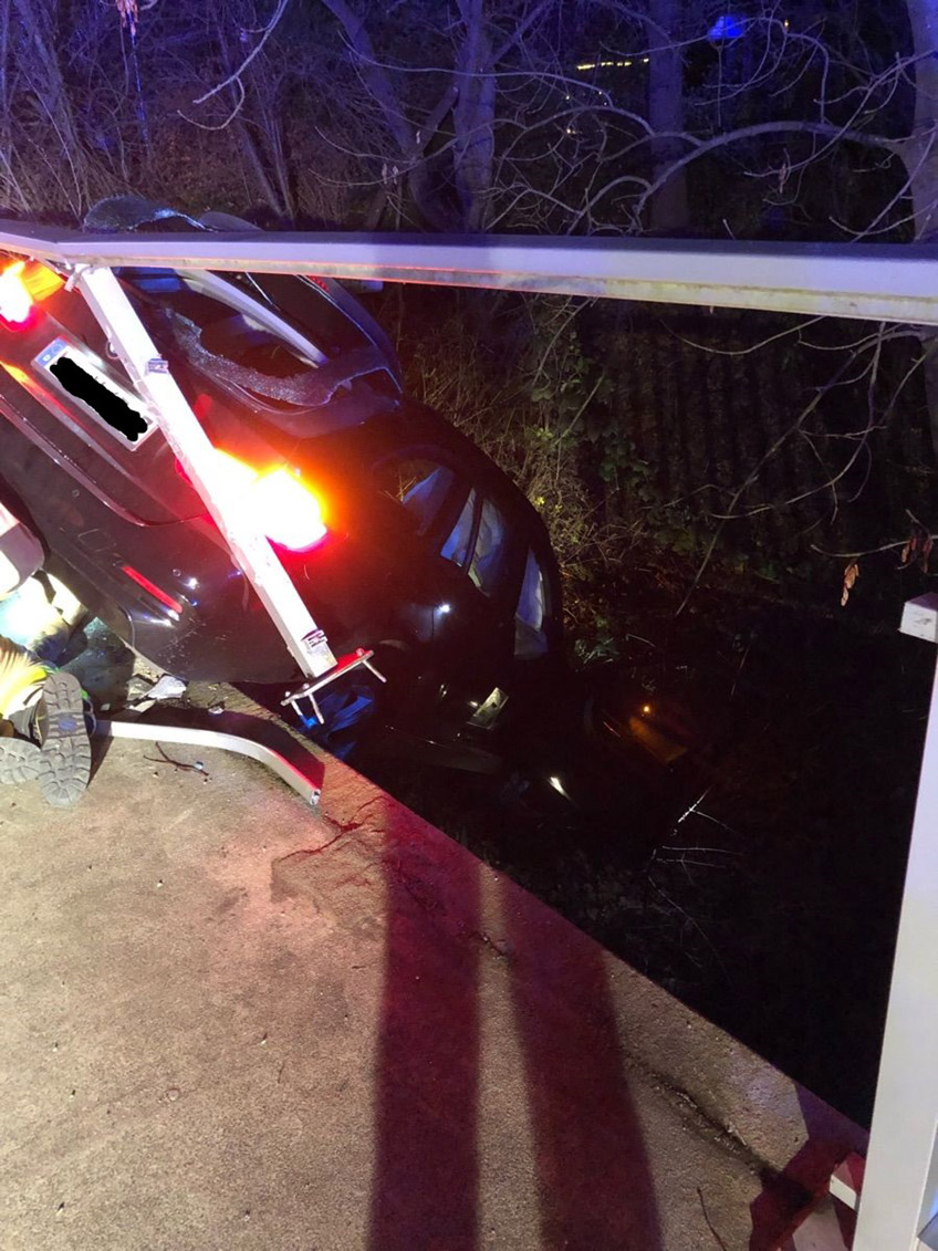 Am Abend des 27.11.2021 kam es in Bad Oeynhausen zu einem spektakul&auml;ren Alleinunfall. Ein 21-j&auml;hriger Bad Oeynhausener befuhr die Oberbecksener Stra&szlig;e, als er aus bislang ungekl&auml;rten Gr&uuml;nden auf einer Br&uuml;cke die Kontrolle &uuml;ber seinen BMW verlor, das Br&uuml;ckengel&auml;nder durchbrach und mit der Front voraus im Bachlauf landete.