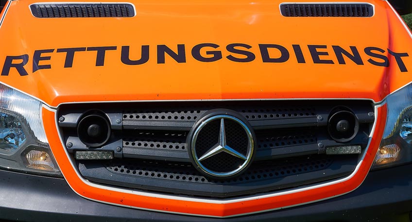 Eine 81 Jahre alte Fu&szlig;g&auml;ngerin hatte den Angaben nach zu dieser Zeit den B&uuml;rgersteig neben der Fahrbahn benutzt, als eine Autofahrerin (76) aus einer Einfahrt fuhr und die Passantin touchierte. Diese kam zu Sturz und verletzte sich offenbar schwer.