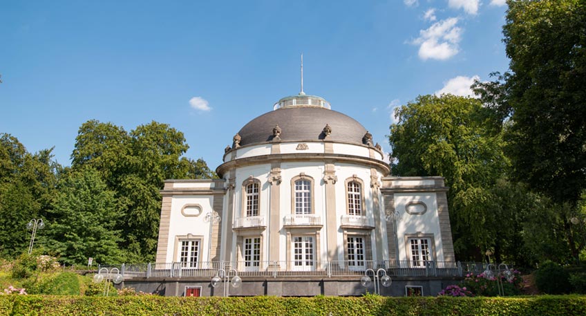 &bdquo;Der Fall Collini&ldquo;, &bdquo;Marlow&ldquo; und &bdquo;Jesus Christ Superstar&ldquo; sind nur drei der H&ouml;hepunkte im Theaterprogramm bis Mai 2022. So wird die gesamte Palette der Genres auch im zweiten Teil der Theatersaison im Kurpark mit bekannten Gesichtern wie Hermann Van Veen, Joachim Kr&oacute;l, Ann-Kathrin Kramer, Sven Pistor und Harald Krassnitzer deutlich.