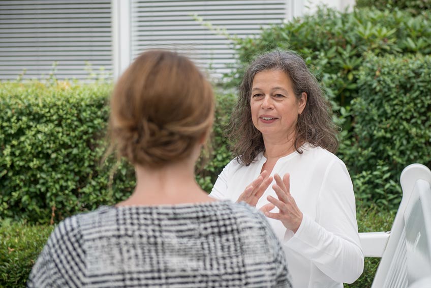 In Deutschland leiden Millionen von Menschen an chronischen Schmerzen und die Tendenz ist immer noch steigend. Aber was hei&szlig;t denn eigentlich chronisch? &bdquo;Von chronischen Schmerzen spricht man, wenn Schmerzen &uuml;ber einen Zeitraum von sechs Monaten oder l&auml;nger anhalten&ldquo;, erkl&auml;rt Ines Hufnagel, leitende &Auml;rztin der Sektion Schmerzmedizin am Krankenhaus Bad Oeynhausen.