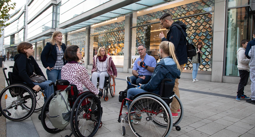 Um zwei Jahre ist das Projekt &bdquo;Minden plus. Sport und Inklusion&ldquo; verl&auml;ngert worden. Ziel ist es, eine inklusive Sportlandschaft in Minden weiter zu entwickeln und zu festigen sowie Menschen mit Handicaps zum einen f&uuml;r Bewegung zu begeistern und zum zweiten Menschen mit und ohne Behinderung &uuml;ber den Sport zusammenzubringen.