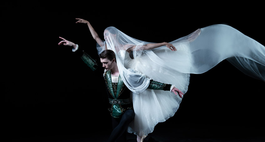 &bdquo;Gro&szlig;e Ballett-Gala&ldquo;: Moskaus begnadete T&auml;nzer kommen mit &bdquo;Schwanensee&ldquo;, &bdquo;Carmen&ldquo; und weiteren Klassikern ins Theater im Park     F&uuml;r ihre Eleganz und Ausdrucksst&auml;rke werden sie international gefeiert: Moskaus herausragende Ballett-T&auml;nzer. Die &bdquo;Gro&szlig;e Ballett-Gala&ldquo;, mit der sie am Freitag, 17. Dezember, um 19:30 Uhr im Theater im Park auf der B&uuml;hne stehen, verspricht, ein festlicher und unvergesslicher Abend zu werden &ndash; mit H&ouml;hepunkten aus &bdquo;Schwanensee&ldquo;, &bdquo;Carmen&ldquo; und vielem mehr.     Das Klassische Russische Ballett aus Moskau steht f&uuml;r Anmut und Sch&ouml;nheit, f&uuml;r einzigartige Choreographien, prachtvolle Kost&uuml;me und wundersch&ouml;ne B&uuml;hnenbilder. Die T&auml;nzer des Ensembles sind Absolventen der Bolshoi Ballet Akademie, der Vaganova Akademie oder anderen renommierten Tanzschulen in Russland. Sie &uuml;berzeugen mit ebenso kraftvollen wie ausgefeilten, feinen und raffinierten t&auml;nzerischen F&auml;higkeiten.     Auf dem Programm der Gala stehen weltbekannte H&ouml;hepunkte des klassischen Balletts: Ausschnitte aus &bdquo;Schwanensee&ldquo;, &bdquo;Dornr&ouml;schen&ldquo; und &bdquo;Der Nussknacker&ldquo;, getanzt zur Musik des gro&szlig;en russischen Komponisten Pjotr Iljitsch Tschaikowsky. Weiterhin gibt es Darbietungen aus &bdquo;Giselle&ldquo; von Adolphe Adam und  &bdquo;Carmen&ldquo; von Georges Bizet sowie Duette und Pas de Deux zur Musik von Mozart, Saint-Saens, Verdi und anderen.     Seit vielen Jahren ist das Moskauer Ensemble international bekannt f&uuml;r h&ouml;chste Ballettqualit&auml;t. Die T&auml;nzer haben bereits Auftritte in &Ouml;sterreich, Deutschland, Mexiko, China, Griechenland, Finnland, Israel, Spanien, der Ukraine, Japan und weiteren L&auml;ndern absolviert.      Der Einlass zu dieser Veranstaltung erfolgt unter dem 2G-Nachweis (geimpft/genesen). Ausgenommen sind Kinder bis einschl. 15 Jahre oder Personen, die nachweislich nicht geimpft werden k&ouml;nnen. Letztere ben&ouml;tigen einen tagesaktuellen Schnelltest.     Tickets sind in der Tourist-Information im Haus des Gastes, im Kurpark, Tel. 05721 13-00, ge&ouml;ffnet montags bis freitags von 9.00 Uhr bis 17.00 Uhr und samstags von 10.00 Uhr bis 15.00 Uhr sowie an allen bekannten Vorverkaufsstellen erh&auml;ltlich. Die Abendkasse ist ab einer Stunde vor Veranstaltungsbeginn ge&ouml;ffnet. Weitere Informationen finden sich unter www.staatsbad-oeynhausen.de