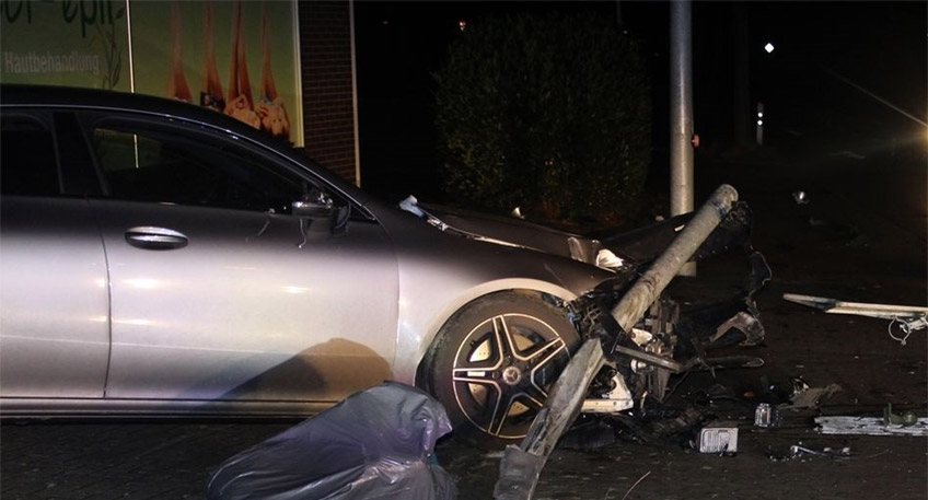 Ein 25-j&auml;hriger Autofahrer ist am Sonntag in den fr&uuml;hen Morgenstunden in Rothenuffeln von der L&uuml;bbecker Stra&szlig;e (B 65) abgekommen und an der Kreuzung mit der Bergkirchener Stra&szlig;e/Hartumer Stra&szlig;e mit seinem Mercedes gegen einen Ampelmasten geprallt.