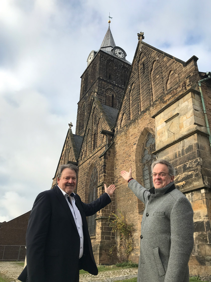 Links: Ralf Ruhland (Past-Pr&auml;sident LC Porta Westfalica) Rechts: Pfarrer Frieder K&uuml;ppers