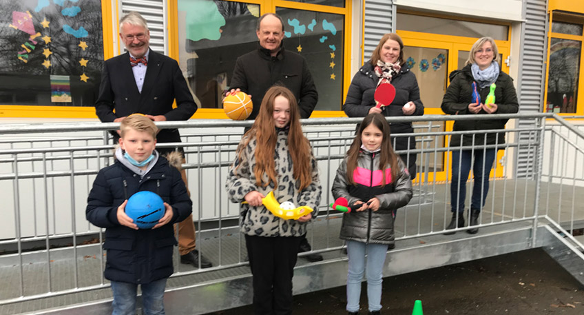 Der Lions Club Porta Westfalica hat den F&ouml;rderverein der Grundschule Neesen bereits zum zweiten Mal bei der Beschaffung neuer Pausen-Spielger&auml;te unterst&uuml;tzt. Die mit Hilfe der ersten F&ouml;rderung im Jahre 2020 beschafften Spielger&auml;te sind in den vergangenen Jahren so intensiv genutzt worden, dass eine weitgehende Neubeschaffung erforderlich geworden war.