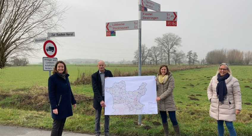 (v.l.): Landrätin Anna Katharina Bölling, Gerhard Kipp, Cornelia Hollenbach und Amtsleiterin Beatrix Aden. Foto: Hinrich Hinnah / Kreis Minden-Lübbecke