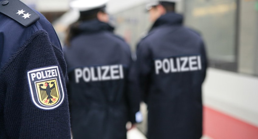 Wegen eines um sich schlagenden Maskenverweigerers in einem Regionalexpress wurde die Polizei am Mittwochabend um kurz vor 22 Uhr zum Bahnhof in Porta Westfalica gerufen.