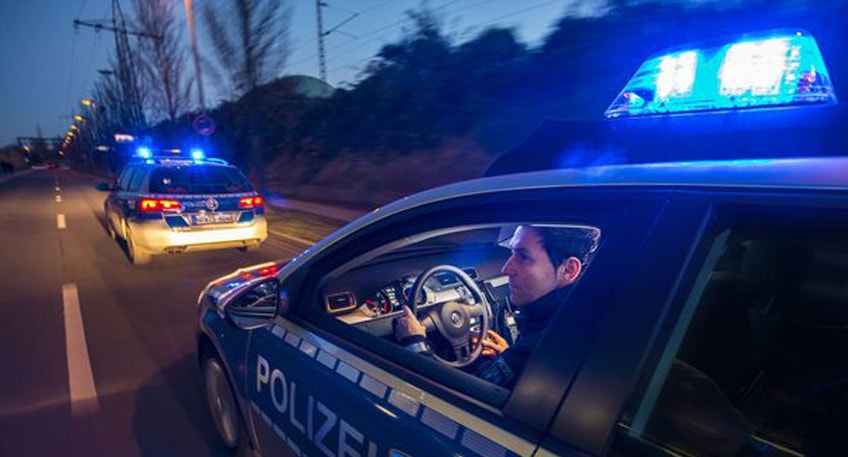Ein 20-jähriger Autofahrer aus dem Kalletal hat in der Nacht zu Donnerstag in Minden vergeblich versucht, vor der Polizei zu flüchten. Die Beamten ließen sich nicht abschütteln und konnten die beiden Pkw-Insassen nach gut 20 Kilometer im Bereich der B 238 im Kalletal vorläufig festnehmen.