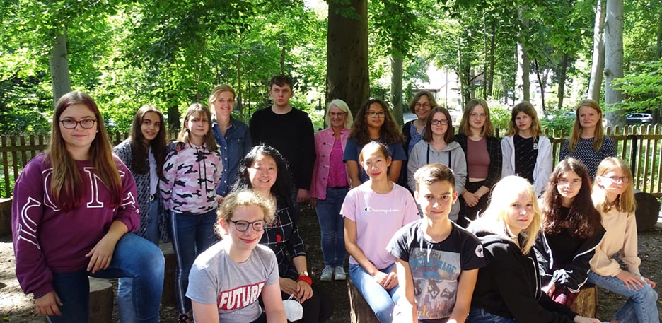 Voller Vorfreude und mit erwartungsvollen Gesichtern betreten 20 Sch&uuml;lerinnen und Sch&uuml;ler den Raum, in dem sie ab diesem Schuljahr erstmals jede Woche die Chinesisch AG besuchen. Sie werden freundlich nach chinesischem Ritual von der Muttersprachlerin und Kursleiterin Frau Zhu-Wagener begr&uuml;&szlig;t.