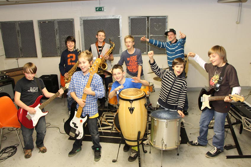 Bandmusik selber machen und Theater spielen stehen diesen Herbst für zehn- bis 14-Jährige auf dem Programm.