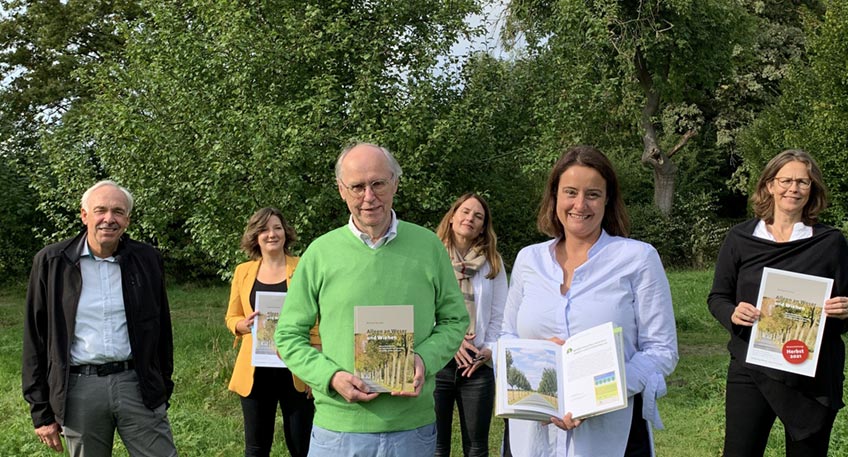 Sie stehen prominent am Stra&szlig;enrand und werden doch oft kaum wahrgenommen: Alleen im Kreis Minden-L&uuml;bbecke. Sie pr&auml;gen die Landschaft, viele von ihnen sind Naturdenkm&auml;ler. Erstmals stehen sie jetzt mit einem eigenen Buch im Mittelpunkt.