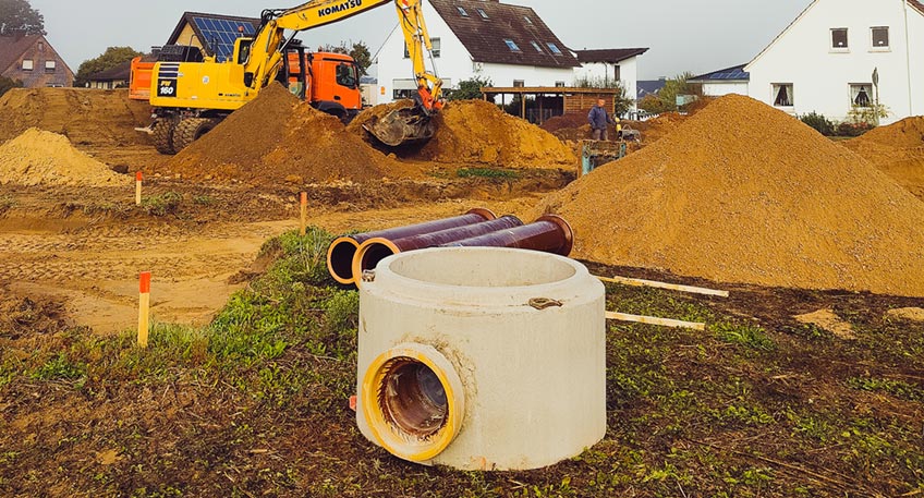 Mit dem Neubaubereich &bdquo;Auf der Horst/St&uuml;heweg&ldquo; entwickelt und vermarktet die Stadt Bad Oeynhausen erstmals selbst Baufl&auml;chen. Die Details dazu hat B&uuml;rgermeister Lars B&ouml;kenkr&ouml;ger mit dem mit technischen Beigeordneten Thomas L&uuml;er und dem Wirtschaftsf&ouml;rderer Patrick Zahn vor Ort in Eidinghausen vorgestellt.
