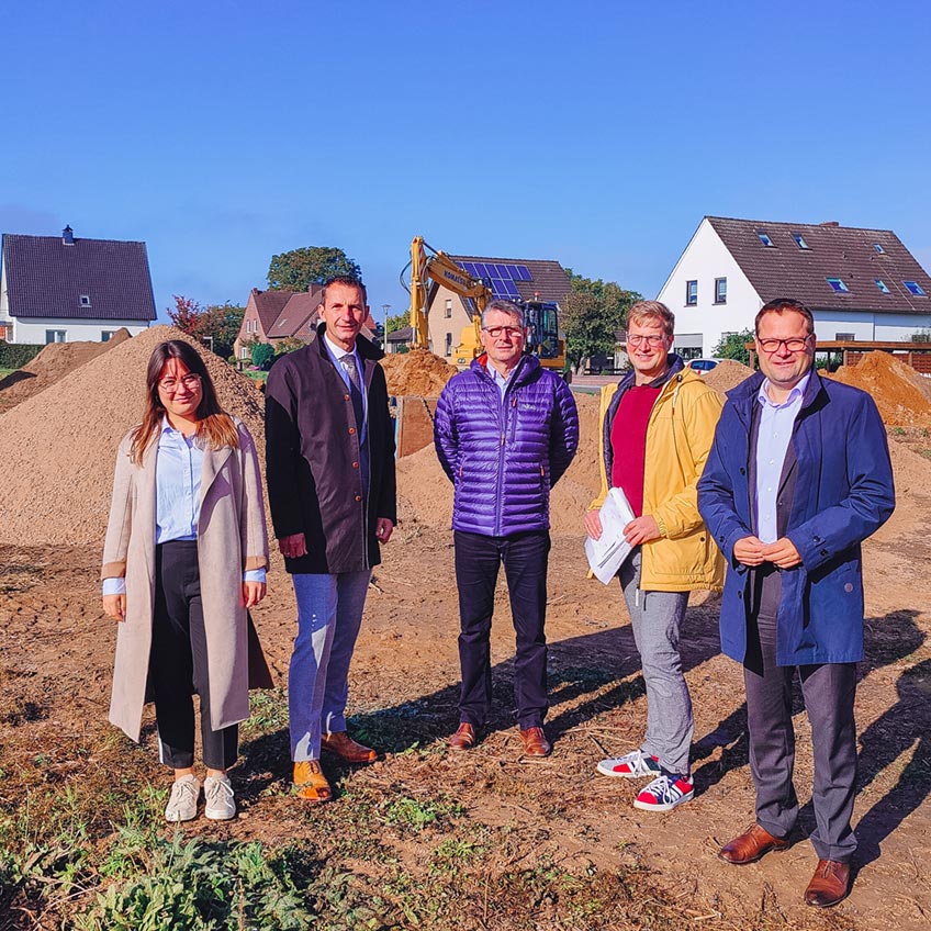 Mit dem Neubaubereich &bdquo;Auf der Horst/St&uuml;heweg&ldquo; entwickelt und vermarktet die Stadt Bad Oeynhausen erstmals selbst Baufl&auml;chen. Die Details dazu hat B&uuml;rgermeister Lars B&ouml;kenkr&ouml;ger mit dem mit technischen Beigeordneten Thomas L&uuml;er und dem Wirtschaftsf&ouml;rderer Patrick Zahn vor Ort in Eidinghausen vorgestellt.