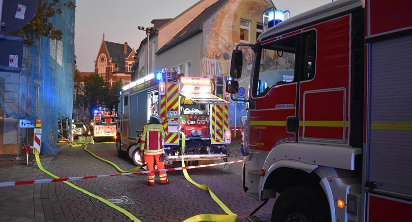 Die Feuerwehr Minden wurde am Samstag zu einem Kellerbrand in die K&ouml;nigstra&szlig;e alarmiert. Bei Eintreffen der ersten Einsatzkr&auml;fte war eine Rauchentwicklung aus dem Kellerschacht eines Mehrparteienhauses zu erkennen.