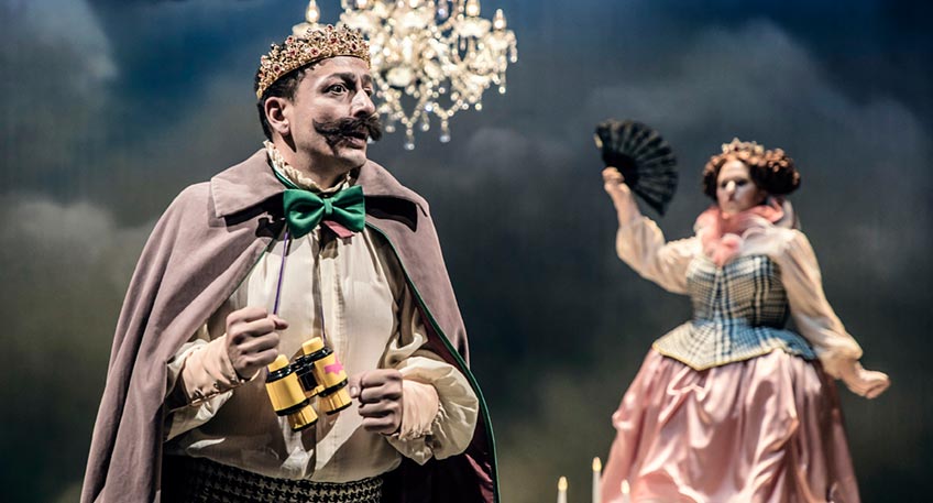 Der Prinz ist verzweifelt: So lange schon sucht er eine Braut, aber keine erweist sich als standesgem&auml;&szlig;. Als er sich dann erneut verliebt, stellt seine Mutter die Auserw&auml;hlte auf eine Probe, die eigentlich niemand bestehen kann. 