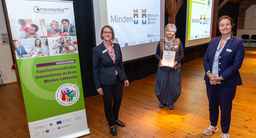 Die Stadt Minden und die St&auml;dtischen Betriebe Minden (SBM) geh&ouml;ren zu den gr&ouml;&szlig;ten Arbeitgebern der Region. Vereinbarkeit von Beruf, Familie und Pflege wird gro&szlig; geschrieben. &bdquo;Wir freuen uns &uuml;ber die erneute Auszeichnung als Familienfreundliches Unternehmen&ldquo;, hebt B&uuml;rgermeister Michael J&auml;cke hervor.