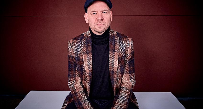 Samstag, 16.10.2021, 21.00 Uhr Lutz Krajenski Quartett Endlich ist es da: das erste Soloalbum von Kajenski! Nach unzähligen Live- und Studioproduktionen in den letzten 25 Jahren mit und für Künstler wie Tom Jones, Randy Crawford, Roger Cicero oder Max Mutzke nun ein Longplayer unter eigenem Namen. Dabei tummelt sich der Keyboarder völlig mühelos zwischen Soul, Jazz, Pop und Klassik und unterstreicht einmal mehr seine Vielseitigkeit als Songwriter, Produzent und Tastenmann. Live präsentiert er Songs vom Album und ausgesuchte Covers mit seinem herausragenden Quartett- unterstützt vom Ausnahmesänger Ken Norris, der selbstverständlich auch auf dem Album zu hören ist. Freuen Sie sich auf eine geballte Ladung Groove, Jazz und Soul! Besetzung: Lutz Krajenski - Keyboards Ken Norris - Gesang Bruno Müller - Gitarre Arnd Geise - Bass Hendrik Lensing - Schlagzeug