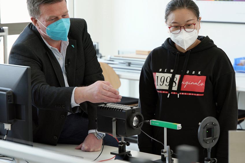 &bdquo;Physik ist die Grundlage f&uuml;r s&auml;mtliche Ingenieurwissenschaften. Physik zu lernen, bedeutet auch, probleml&ouml;sendes Denken zu lernen.&ldquo; Fast schon philosophisch schw&auml;rmt Prof. Dr. Frank Hamelmann &uuml;ber sein Fachgebiet.