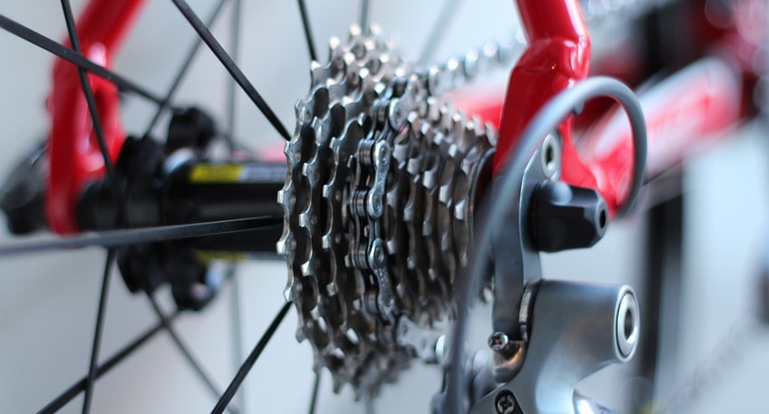 Im Stadtbezirk Minden-Rodenbeck gibt es ein neues Angebot: einen Werkraum im Keller des Geb&auml;udes &bdquo;Am Kolk 13&ldquo;. Die st&auml;dtischen Quartiersmanager Christian Niehage und Guido Niemeyer freuen sich gemeinsam mit dem ehrenamtlichen Experten Wolfgang Zachau &uuml;ber interessierte B&uuml;rger*innen, die die Werkstatt mit einweihen.