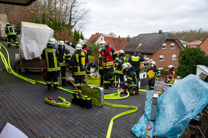 Die Freiwillige Feuerwehr Porta Westfalica wurde am Sonntag, 02.01.2022, gegen 13:31 Uhr zu einem Kellerbrand mit einer vermissten Person im Ortsteil Holzhausen, Am Jungfernholz, alarmiert.