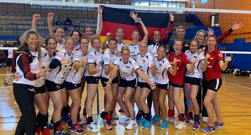 Dr. Christina Oldenburg (zweite von rechts) betreut die deutsche Ü40-Volleyball-Nationalmannschaft als Mannschaftsärztin. Das Team sicherte sich in diesem Jahr den Europameisterschaftstitel.