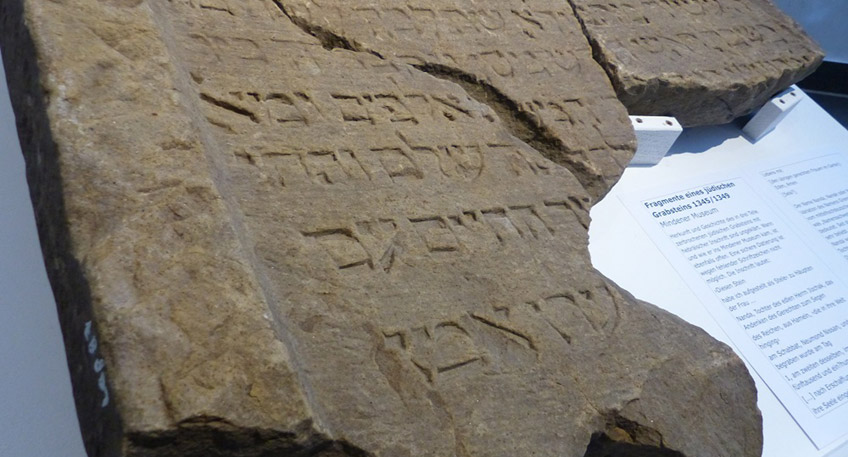 Am Dienstag, 25. Januar, gibt es um 11 Uhr im Mindener Museum wieder eine F&uuml;hrung f&uuml;r Senior*innen durch die aktuelle Sonderausstellung &bdquo;Synagogen in Deutschland &ndash; eine virtuelle Rekonstruktion&ldquo;. Der rund 45min&uuml;tige Rundgang l&auml;sst die zumeist unbekannte Pracht von Synagogen, die in der NS-Zeit zerst&ouml;rt wurden, virtuell wiederauferstehen. 3D-Modelle der Mindener Synagoge von 1865 und des j&uuml;dischen Gotteshauses in Petershagen lassen deren Sch&ouml;nheit vor der Zerst&ouml;rung durch die Nationalsozialisten erkennen. Archivalien aus dem Kommunalarchiv sowie ausgew&auml;hlte Objekte aus der Sammlung des Mindener Museums erz&auml;hlen au&szlig;erdem von der 750j&auml;hrigen Geschichte j&uuml;dischen Lebens in der Region. W&auml;hrend der F&uuml;hrung bleibt ausreichend Zeit f&uuml;r Fragen und Gedankenaustausch. Die virtuellen Rekonstruktionen zahlreicher Synagogen aus Berlin, Dortmund, Hannover und anderen deutschen St&auml;dten k&ouml;nnen im Anschluss in Ruhe und bei Bedarf im Sitzen ausf&uuml;hrlich betrachtet werden.     Pro Person kostet die F&uuml;hrung 4,50 &euro;. Darin enthalten sind der erm&auml;&szlig;igte Eintritt und die F&uuml;hrungsgeb&uuml;hr. Das Museum bittet um vorherige Anmeldung unter 0571 / 9724020 oder museum@minden.de. Bitte beachten Sie, dass eine Teilnahme an der F&uuml;hrung nur mit einem 2G-Nachweis m&ouml;glich ist. Die Zahl der Teilnehmer*innen ist auf 15 Personen begrenzt. Weitere Informationen unter 0571-9724020 oder museum@minden.de.