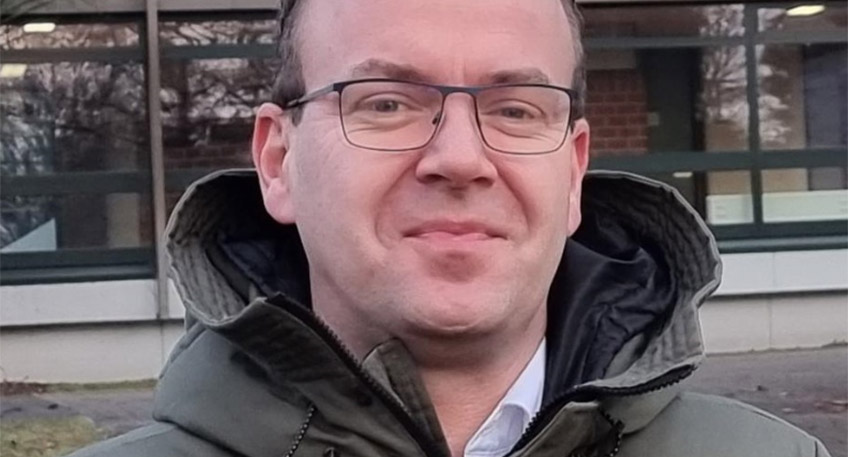 Am 31. Januar endet in den wei&szlig;en Flecken Mindens die Vermarktungsphase f&uuml;r den glasfaserschnellen Hausanschluss. Im Rahmen des gef&ouml;rderten Ausbaus im Kreis Minden-L&uuml;bbecke k&ouml;nnen alle als unterversorgt geltenden Geb&auml;ude mit einem Glasfaseranschluss von GREENFIBER bis in Geb&auml;ude ausgestattet werden. Profitieren k&ouml;nnen davon rund 1.300 Mindener Haushalte.  Enrico Nauen ist Gigabit-Beauftragter des M&uuml;hlenkreises. Er koordiniert den Glasfaser-Ausbau aller untersorgten Gebiete.  Frage: Noch bis zum 31. Januar k&ouml;nnen sich alle Haushalte in den sogenannten &bdquo;wei&szlig;en Flecken&ldquo; in Minden f&uuml;r einen Eigenbeitrag von 100 Euro, Baukostenzuschuss (BKZ) genannt, an das Glasfasernetz anschlie&szlig;en lassen. Was sind wei&szlig;e Flecke und woher wissen die Haushalte, ob sie in diesen Ausbaugebieten liegen?  Enrico Nauen: &bdquo;Das k&ouml;nnen die Mindenerinnen und Mindener auch selbst gut einsch&auml;tzen. Da die Schwellenwert f&uuml;r dieses Projekt bei 30 Mbit/s (Megabit pro Sekunde) liegt, betrifft das in der Regel jene Haushalte, die nicht im HFC-Netz (TV Kabelgebiet) der Vodafone liegen und dann lediglich 16 oder maximal 25 Mbit/s &uuml;ber DSL buchen k&ouml;nnen. Wenn Sie 50, 100 oder sogar bis 250 Mbit/s &uuml;ber DSL buchen k&ouml;nnen oder aber beim Kabelanbieter Fernsehen und Internet bekommen k&ouml;nnen, d&uuml;rfen Sie beruhigt davon ausgehen, dass Sie nicht dabei sind. In Minden profitieren von der F&ouml;rderung haupts&auml;chlich Teile von Haddenhausen, um den Pottspark herum bis zum Friedhof H&auml;verst&auml;dt, Teile von Leteln, Aminghausen, Kutenhausen, Stemmer und Todtenhausen, sowie ganz P&auml;pinghausen.  Sie sollten zudem einen gr&uuml;nen Brief von GREENFIBER erhalten haben. Ansonsten schauen Sie einfach auf unserer Projektseite nach: https://standort-minden-luebbecke.de/Standort/Breitband-Ausbau/&ldquo; Frage: Was bedeutet Glasfaser f&uuml;r die Haushalte? Ist es nur schnelles Internet oder welche M&ouml;glichkeiten bietet die neue Infrastruktur sonst noch?  Enrico Nauen: &bdquo;F&uuml;r diejenigen, welche heute von der F&ouml;rderung profitieren k&ouml;nnen, ist es in erster Linie &uuml;berhaupt erst die M&ouml;glichkeit auf genug Bandbreite f&uuml;r aktuelle Anwendungen wie Videokonferenzen. Das mag jetzt auch schon gehen, jedoch bei lediglich 1 Mbit/s im Upload k&ouml;nnen Sie sich vielleicht vorstellen, wie Sie bei den anderen Beteiligten ankommen. Den meisten werden 50 Mbit/s reichen, wenn Sie an heutige Anwendungen in einem Zwei-Personenhaushalt denken. Solche Bandbreiten k&ouml;nnen die Haushalte im F&ouml;rderprojekt &uuml;berhaupt noch nicht buchen. Ich denke ich auch an die Kids. In den meisten F&auml;llen haben diese eine Spielekonsole: Xbox, Playstation oder andere. Damit trifft man sich online und spielt gemeinsam mit Freunden. Jetzt stellen Sie sich einmal folgendes vor. Die Kids verabreden sich am Nachmittag (nach den Hausaufgaben) auf einen gemeinsamen Spielenachmittag. Man trifft sich um 15 Uhr, TV angeschaltet und Konsole an und los geht&rsquo;s &hellip;.., &auml;hhm nein ein Update ist erforderlich. Kein Problem, Internet ist ja da &hellip;&hellip;. , &auml;h das Update ist 30 Gbyte (Gigabyte) gro&szlig;. Das dauert jetzt bei 16 Mbit/s (7,2 GByte in der Stunde) ca. 4,3 Stunden und dann kommt die Installation dazu. In diesem Fall ist der Nachmittag gelaufen. Die Freunde zocken und Deine Kids gucken Ladebalken . Das ist nicht sch&ouml;n und lie&szlig;e sich mit Glasfaser l&ouml;sen. Im kleinsten Tarif haben Sie zuk&uuml;nftig 200 Mbit/s. Das bedeutet in etwas &uuml;ber 20 Minuten ist das Update erledigt und der Nachmittag mit Freunden gerettet. Wenn wir uns nicht lineares Fernsehen anschauen, Disney Plus, Netflix, Amazone Prime und so weiter. Da haben Sie einen 4K Fernseher zu Hause und wollen diesen mit 16 Mbit/s bespielen? Das mag funktionieren, aber sch&ouml;n ist anders, 4K-Videos ben&ouml;tigen eine h&ouml;here Bandbreite. Ruckelfreies Streamen braucht daf&uuml;r ca. 25 - 35 Mbit/s. Wenn Sie in einem Mehrpersonenhaushalt leben, ben&ouml;tigen Sie schon etwas mehr Bandbreite, wenn Sie nicht wie &bdquo;Al Bundy&ldquo; als vermeintlich Einziger die Macht &uuml;ber das TV Programm haben.  Aber denken Sie in die Zukunft. Viele Dinge sind zurzeit in der Entwicklung. Heute schauen Sie bei Videokonferenzen auf den Bildschirm, in der Zukunft dem Gegen&uuml;ber in die Augen, weil die Person direkt auf den K&uuml;chenstuhl neben Ihnen projiziert werden wird. Stellen Sie sich das vor! Sie k&ouml;nnen sich mit allen Familienmitgliedern zu jeder Zeit treffen und gemeinsam dabei Kaffee trinken oder etwas essen und wenn man sich auf den Geist geht, kann man sich einfach ausklinken. So richtig interessant wird das aber im professionellen Bereich. Beispielsweise bei der Sprechstunde mit der &Auml;rztin oder dem Arzt. Bitte, wer setzt sich gerne in das Wartezimmer? Da wird noch eine Menge kommen, was es uns erm&ouml;glichen wird, bis ins hohe Alter selbstst&auml;ndig zu Hause zu wohnen. Jedoch geht das alles nur mit entsprechender Bandbreite. Und daf&uuml;r ist die Glasfaser das richtige Medium.&ldquo;  Frage: F&uuml;r wen lohnt sich ein Glasfaseranschluss?  Enrico Nauen: &bdquo;F&uuml;r alle, die heute schon an Morgen denken. Denn Glasfaser ist wie zuvor schon erw&auml;hnt heute noch nicht zwingend erforderlich, aber sp&auml;testens &Uuml;bermorgen wird es Anwendungen geben, an denen Sie ohne glasfaserschnelles Internet nicht teilhaben k&ouml;nnen. Wer heute die Chance hat, einen so stark subventionierten Glasfaseranschluss zu bekommen, muss aus meiner Sicht zugreifen.&ldquo;  Frage: Der Ausbau im Kreis Minden-L&uuml;bbecke wird von Bund und Land gef&ouml;rdert. Warum ist das aus Sicht des Gigabit-Koordinators gut investiertes Geld?  Enrico Nauen: &bdquo;Glasfaser ist buchst&auml;blich Grundversorgung 2.0 und dadurch ein wichtiger Standortfaktor. Es ist gut f&uuml;r die Haushalte, die davon profitieren und auch ein gro&szlig;er Meilenstein f&uuml;r den Kreis Minden-L&uuml;bbecke. Die Region wird wirtschaftlich davon profitieren. Firmen und Menschen m&uuml;ssen nicht abwandern, wenn sie auf Digitalisierung angewiesen sind. Ich habe Gespr&auml;che mit Menschen gef&uuml;hrt, die in der Region aufgewachsen sind und nun darauf warten, dass die Glasfaser auch im ehemaligen Wohnort nutzbar ist. Da kommt vielleicht der ein oder andere geb&uuml;rtige Ostwestfahle in unseren sch&ouml;nen M&uuml;hlenkreis zur&uuml;ck. Es werden sich mit der neuen Infrastruktur Dinge ergeben, die wir heute noch nicht sehen. Aber wir leben im Land der Dichter und vor allem der Denker. Mit den Voraussetzungen, die durch die Glasfaserinfrastruktur geschaffen werden, gibt es einen v&ouml;llig neuen Markt mit so vielen M&ouml;glichkeiten. F&uuml;r den gesamten Kreis mit all seinen Glasfaserprojekten sehe ich hier ein gro&szlig;es Potential f&uuml;r die Zukunft. Ich freue mich darauf.&ldquo;  Frage: Was empfehlen sie Haushalten, die sich f&uuml;r einen Glasfaseranschluss interessieren, bis zum Ende der Vermarktungsphase in Minden zu tun?  Enrico Nauen: &bdquo;F&uuml;r alle Mindenerinnen und Mindener im F&ouml;rdergebiet: Nutzt die einmalige Chance. Eine zweite F&ouml;rderung wird es an den Adressen keinesfalls mehr geben. Im Nachgang wird es nur teurer. Der Wechsel f&uuml;r zwei Jahre ist nicht schlimm. Der Kupferanschluss bleibt ja erhalten und wer unzufrieden sein sollte, geht eben zur&uuml;ck. Was hat man zu verlieren? Zu gewinnen gibt es die Eintrittskarte in die digitale Zukunft.&ldquo;  Quelle und Foto: Greenfiber