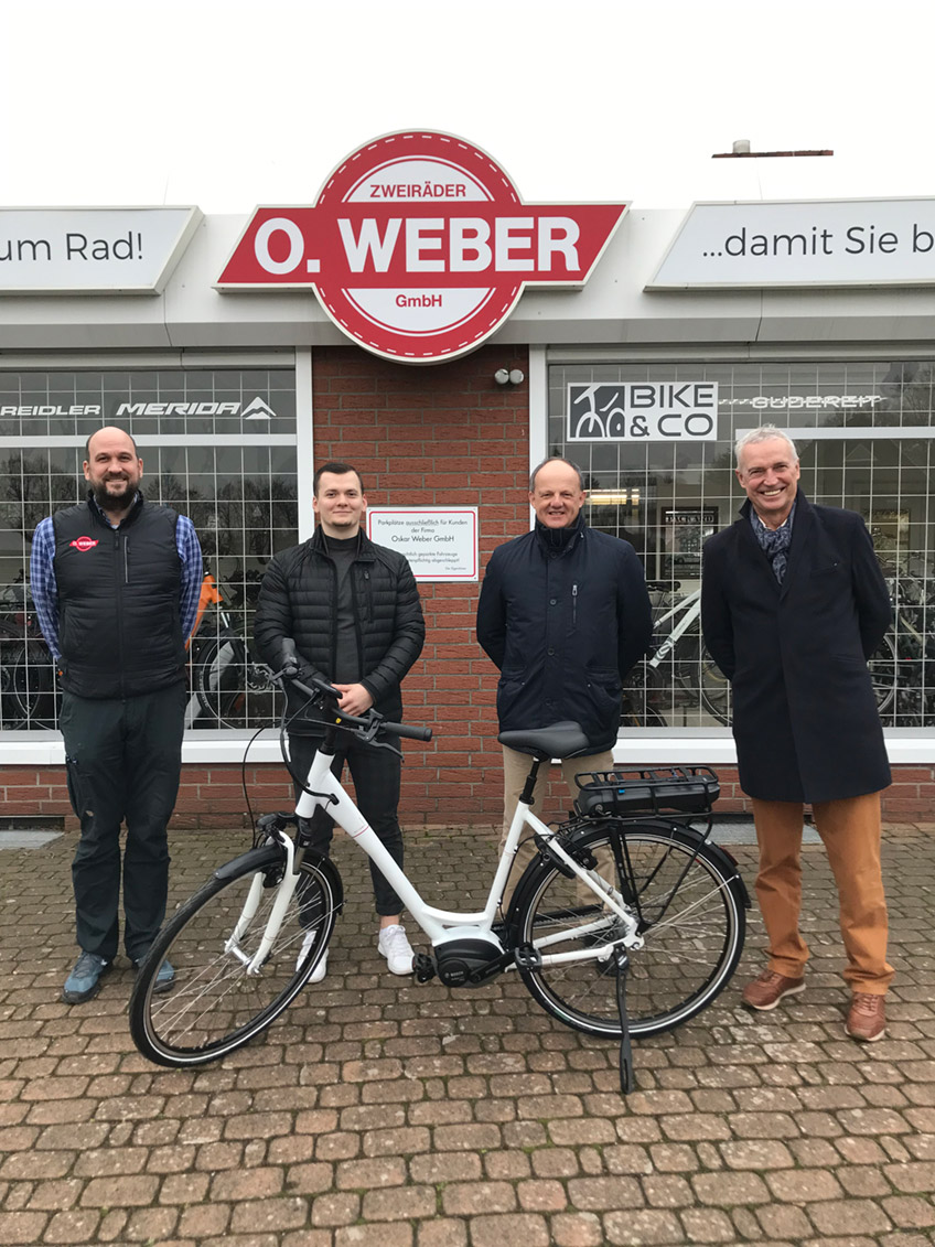 v.l.: Marc Oliver Berg (Fa. O.Weber), Oleg Kodev (Gewinner), Rolf Nottmeier (Pr&auml;sident LC Porta Westfalica), Theodor Breucker (Kalenderbeauftragter LC Porta Westfalica) Foto: Norbert Kresse (Pressebeauftragter LC Porta Westfalica)