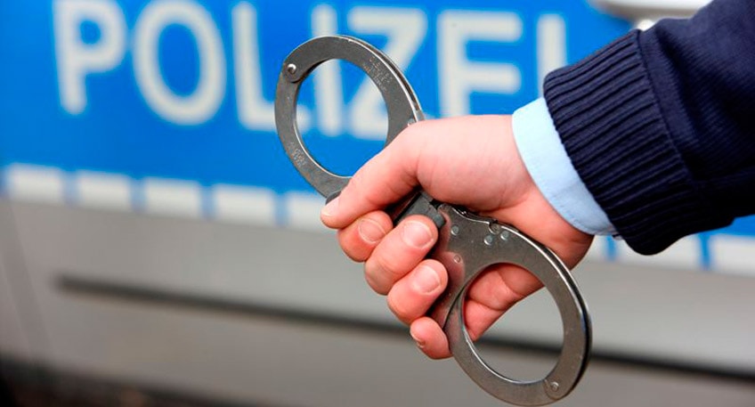 Bei einem Polizeieinsatz in Minden hat am Dienstag ein 37-jähriger Mann versucht, sich vor den Beamten in einem Kleiderschrank zu verstecken.