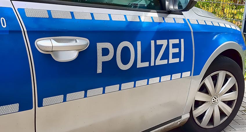 Bisher unbekannte T&auml;ter haben offenbar in den Nachtstunden von Dienstag auf Mittwoch in der Dankerser Stra&szlig;e mit einem spitzen Gegenstand an mindestens acht Autos Sachbesch&auml;digungen begangenen.