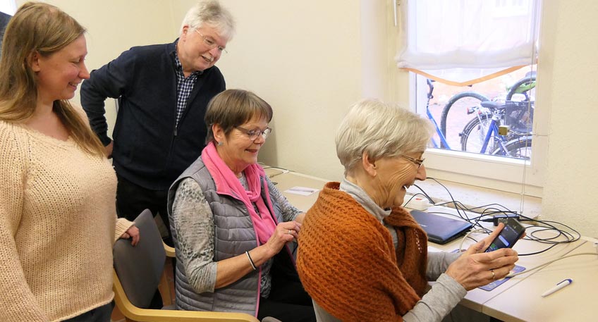 Die Zugfahrkarte buchen, den Termin beim Friseur best&auml;tigen oder das Museumsprogramm durchsuchen &ndash; das geht alles online mit dem Smartphone oder Tablet. Und das geht auch seit rund einem Viertel Jahr im Treffpunkt Johanniskirchhof.