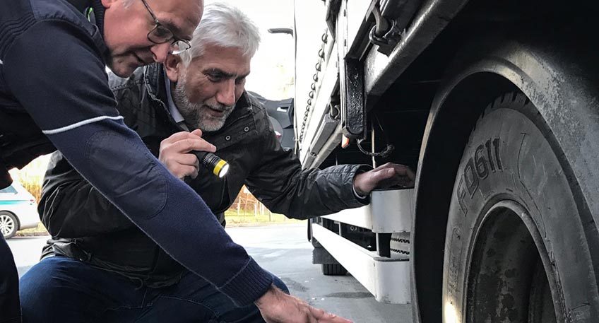 Mit dem Ziel schwere Verkehrsunf&auml;lle zu verhindern und die Verkehrsteilnehmer entsprechend zu den Gefahren zu sensibilisieren, haben die Verkehrsexperten der hiesigen Kreispolizeibeh&ouml;rde im Rahmen der derzeit stattfindenden Roadpol-Aktionswoche "Truck and Bus" (7.-13.02.2022) am Mittwoch an einem Schulbus erhebliche M&auml;ngel festgestellt.