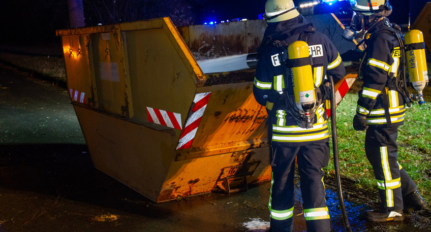 Die Freiwillige Feuerwehr Porta Westfalica wurde am Mittwoch, 09.02.2022, gegen 04:40 Uhr zu einem LKW-Brand auf die A2 in Fahrtrichtung Dortmund alarmiert. Der LKW-Fahrer hatte den Brand in einer Absetzmulde frühzeitig bemerkt, ein größerer Schaden konnte verhindert werden.