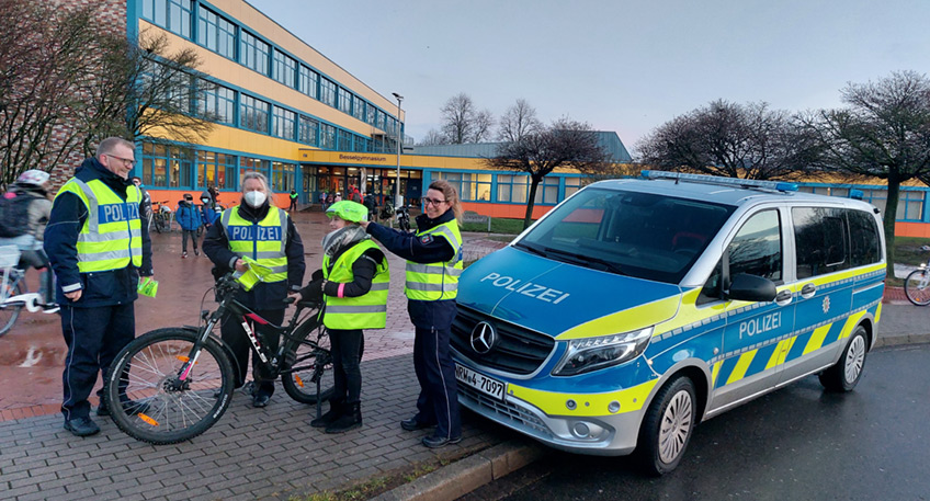 Am Montagmorgen haben die Verkehrssicherheitsberaterinnen und -berater der Polizei Minden-Lübbecke dem Besselgymnasium einen Besuch abgestattet. Ziel der aus polizeilicher Sicht wichtigen Verkehrssicherheitsaktion war es, die Schüler zu den Aspekten rund um das Thema "Sicherheit durch Sichtbarkeit" aufzuklären.