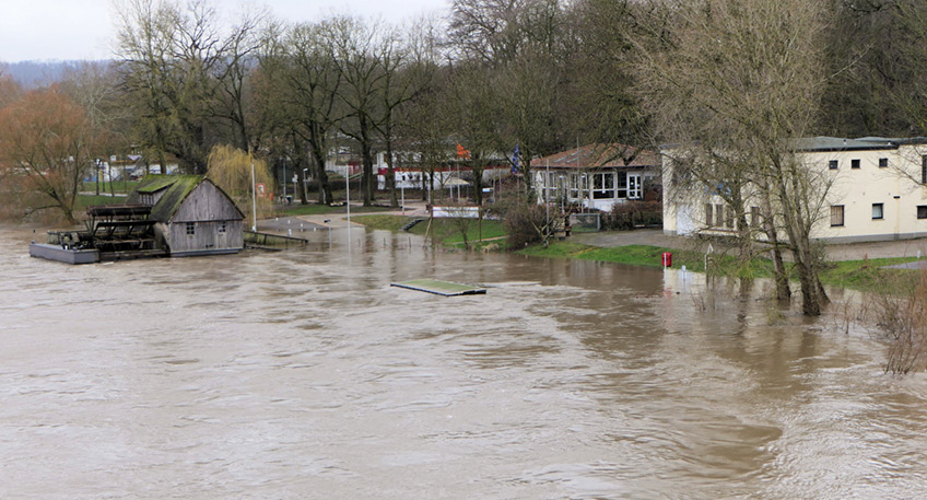 Nach den Sturmtiefs, die seit Mittwochabend auch über Minden hinweggefegt sind, folgt jetzt ein Weser-Hochwasser. Der Pegelstand lag nach intensiven Niederschlägen in den vergangenen Tagen um 17 Uhr bereits bei 5,03 Metern– Tendenz weiter schnell steigend.